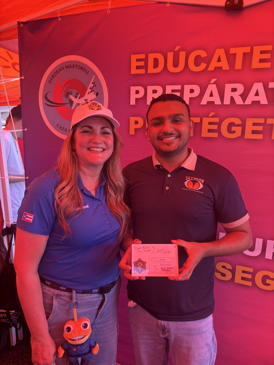 KevinDelbrey's tweet image. Agradecido con @DeborahTiempo , por este obsequio. Llevar al espacio la primera foto que nos tomamos juntos, cuando la invité en 2022 para una charla en mi escuela, significa mucho para mí. Gracias siempre por ser un ejemplo a seguir. 🌎✨ #Meteorology #BlueOrigin #NS34