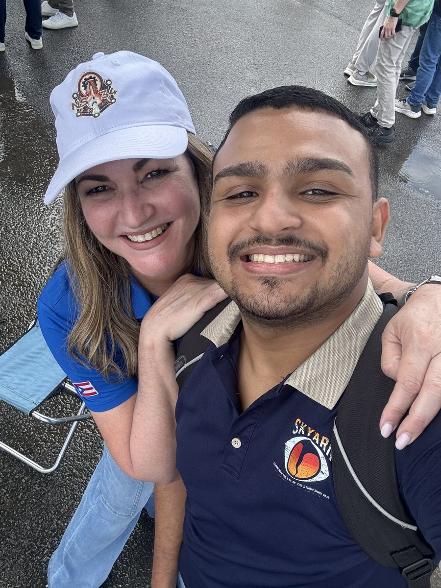 KevinDelbrey's tweet image. Agradecido con @DeborahTiempo , por este obsequio. Llevar al espacio la primera foto que nos tomamos juntos, cuando la invité en 2022 para una charla en mi escuela, significa mucho para mí. Gracias siempre por ser un ejemplo a seguir. 🌎✨ #Meteorology #BlueOrigin #NS34