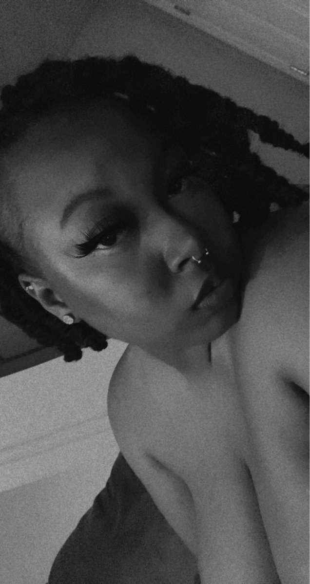 KieRenise's tweet image. It’s something about that black and white filter 🖤