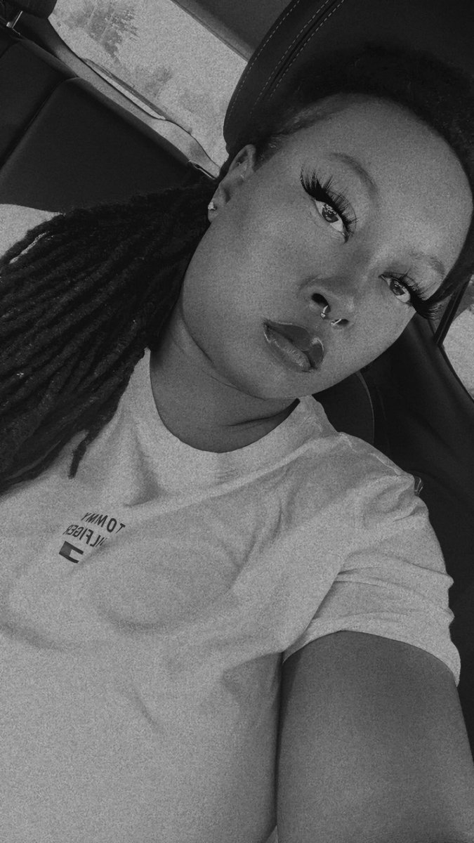 KieRenise's tweet image. It’s something about that black and white filter 🖤