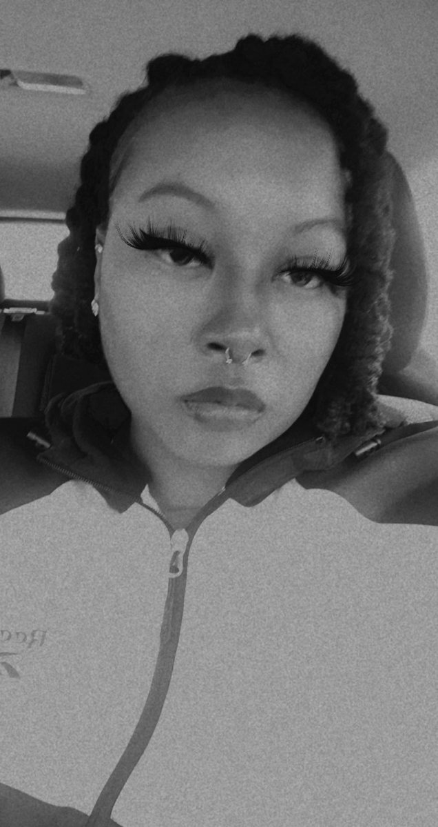 KieRenise's tweet image. It’s something about that black and white filter 🖤