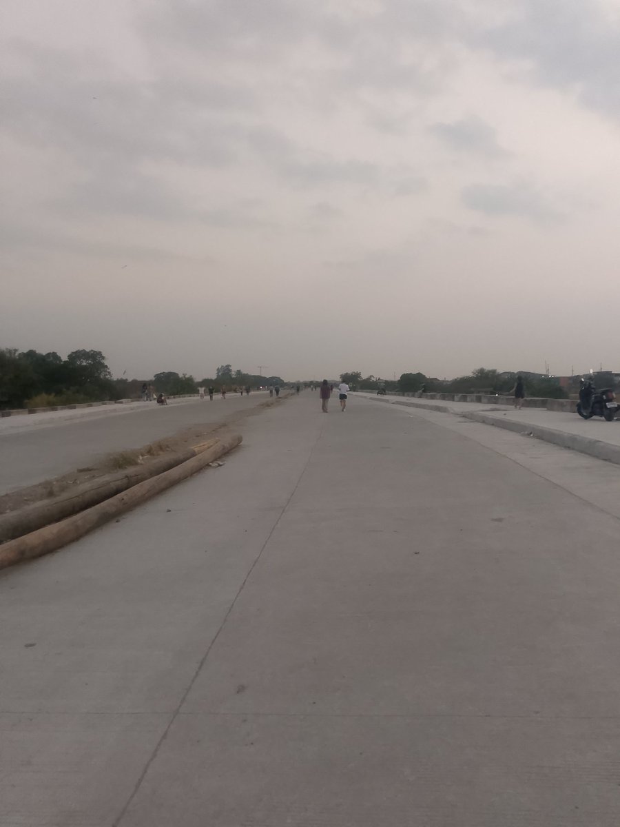Ang daming pa chupa sa chowking road hehe kahit magdamag kang tumambay di nawawalan ng mga tripper sino na nakapag try makipag trip sa chowking road hehe