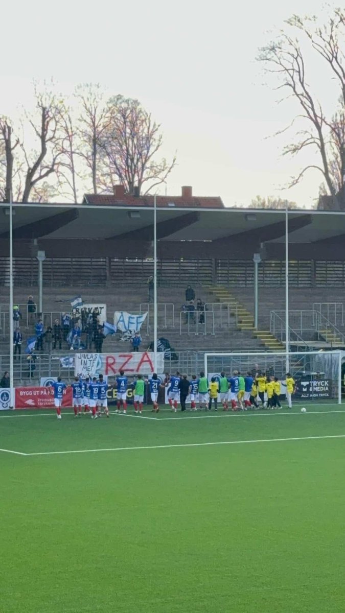 11-åringar lägger tid på ett premiärtifo åt sitt Åtvidaberg.
Spelarna tackar inte efter segern.

Svaret från läktaren matchen efter:
“INGET TACK – INGEN KLACK 👎”