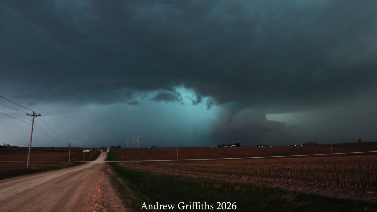 Here is a screengrab from the Masonville, IA tornado a few miles ahead from 4/14/26. Note the hail wrapping into the mesoscyclone and how big the circulation itself was. Impressive coloring, and overall storm #iawx (feature on the right center)