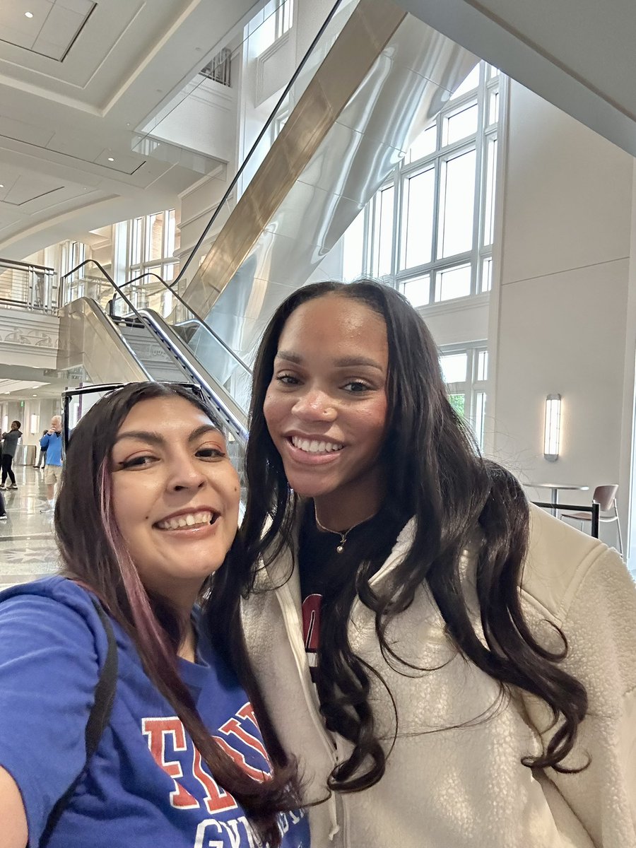 morgansblock's tweet photo. can now say i met the shilese jones what a dream 😭 https://t.co/Dm9HjN3RpT