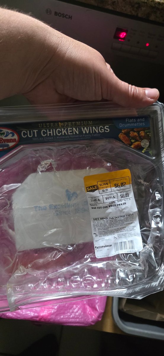 mixmaster_matt's tweet photo. @BellandEvans notice the packaging says flats and drummettes. Look at my replies I got a total of 5 flats and 21 drummettes. Cmon guys do better everyone knows flats are better. Gotta have better distribution https://t.co/a2CyxM7K1Y