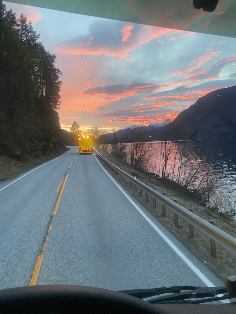 Malesesongen har begynt. !!

Ikke kjør over stripene mine!!
