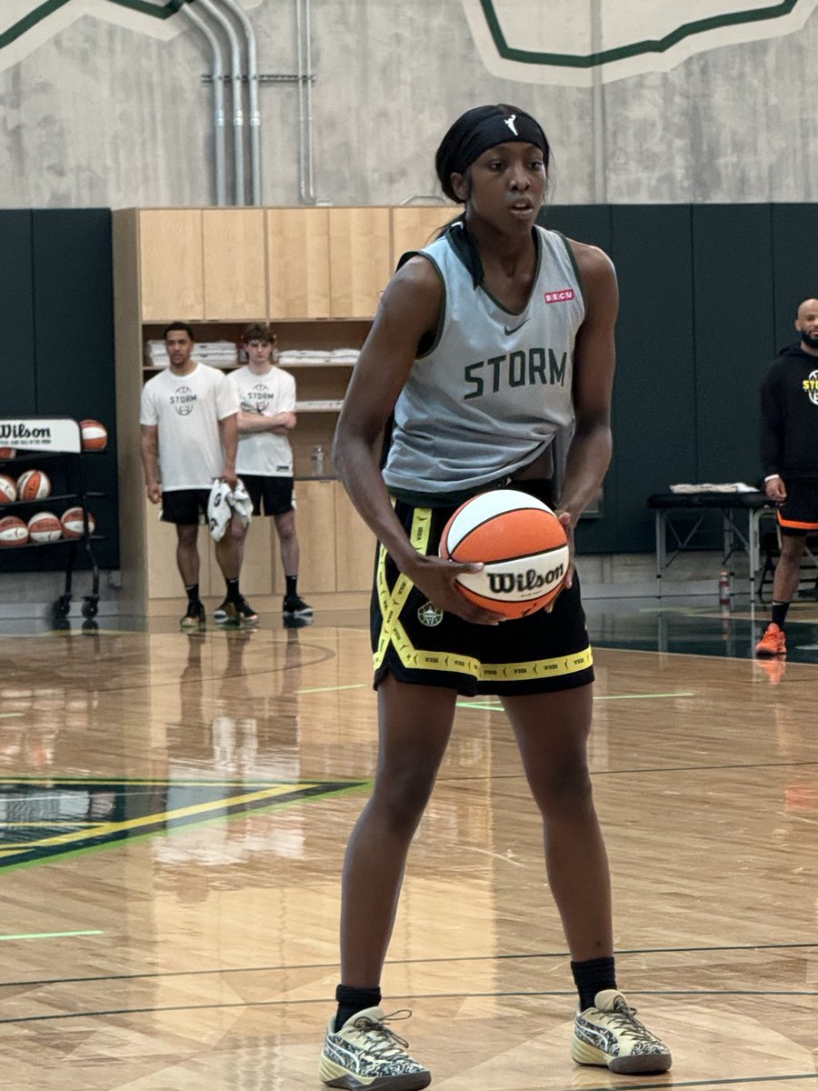 WNBAStormChaser's tweet image. I can confirm Flau’jae Johnson is NOT wearing her #WNBA Draft hat while practicing. 😂