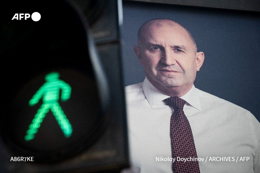 🗳️ Bulgarie: la coalition démocratique de l'ex-président Roumen Radev est arrivée largement en tête des législatives dimanche avec 38% des voix selon des sondages publiés à la sortie des urnes. 
➡️ u.afp.com/SEa3
