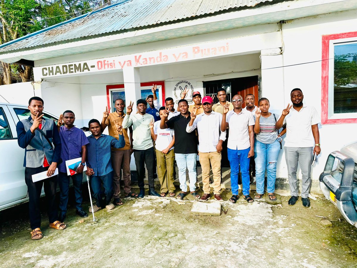 martinAbdul14's tweet image. Kikao maalumu @DarChaso na katibu wa Kanda ya pwani mh @ntele_bh na katibu bavicha Kanda ya Pwani kwa maandalizi ya kongamano la wasomi.
#ComingSoon
#ChamaKimerudiChasoImerudi