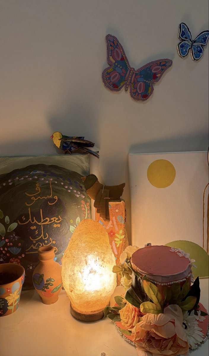 alaapsy_1's tweet photo. بعض الإبداع ما يُقال عنه إنه جميل 
يُحس ..
في تفاصيله روح وفي الوانه حكاية وفي صمته حضور لافت.
أعمال تُشبه أصحابها مختلفة وواضحة وما تمر مرور عادي . https://t.co/9FG0gU1W0H