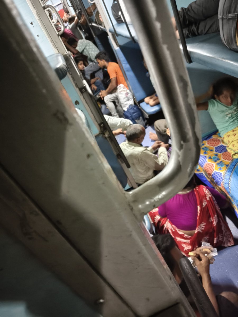 IndranilMishra7's tweet photo. @RailwaySeva @drmhowrah https://t.co/Kb5AUj2hrK