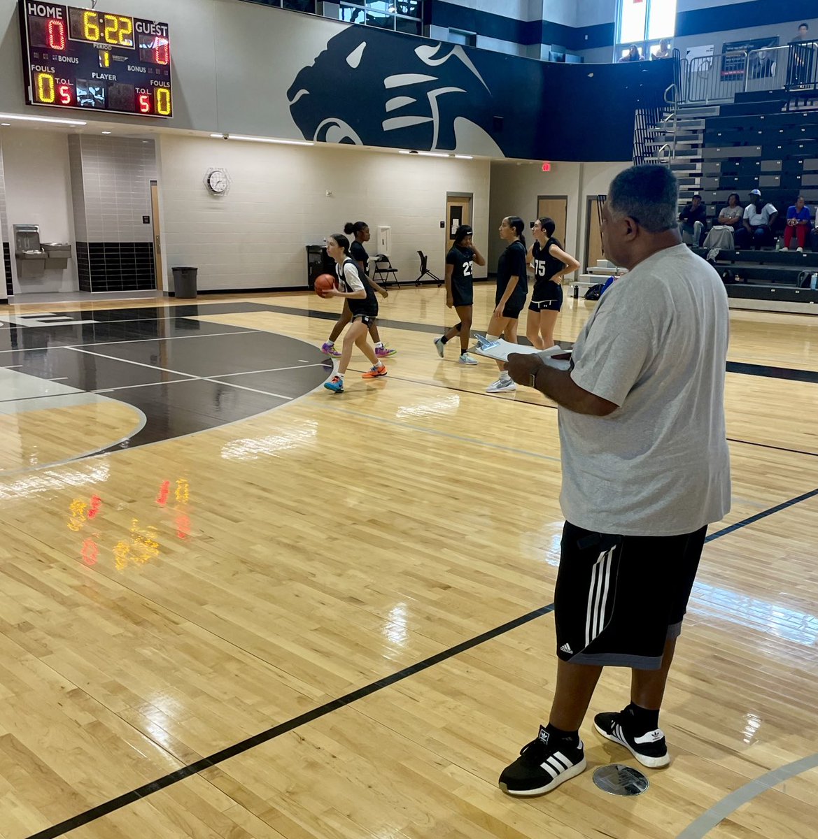 girlzprepreport's tweet photo. Just dropped 21 Proves To Be A Lucky Number-#ClashOfTheClubs https://t.co/LLtDlqZbIq #ZoeVoisin @Platinumbball @BerkleeB2028 #DaisyWalker #KdynceParks #KaylaAllen @PGHTexas @PGHArizona @PGHWashington @PrepGirlsHoops @SpursTyler https://t.co/u2Ve4n6bbP
