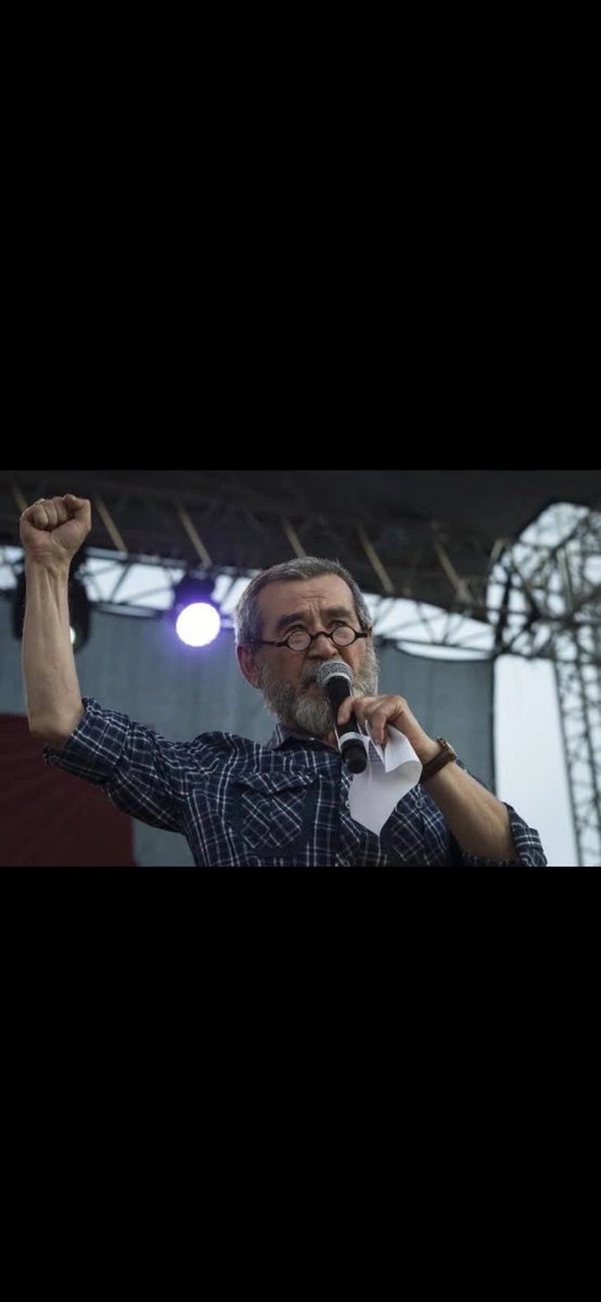 MeralHur's tweet photo. Gidersen Yıkılır Bu Kent

Gidersen yıkılır bu kent, kuşlar da gider Bir nehir gibi susarım yüzünün deltasında Yanlış adresteydik, kimsesizdik belki Sarışın bir şaşkınlık olurdu bütün ışıklar Biz mi yalnızdık, durmadan yağmur yağardı Üşür müydük nar çiçekleri ürpeririken Gidersen kim sular fesleğenleri Kuşlar nereye sığınır akşam olunca Sessizliği dinliyorum şimdi ve soluğunu Sustuğun yerde birşeyler kırılıyor Bekleyiş diyorum caddelere, dalıp gidiyorsun Adını yazıyorum bütün otobüs duraklarına Öpüştüğümüz her yer adınla anılıyor Bir de seni ekliyorum susuşlarıma Selamsız saygısız yürüyelim sokakları Belki bizimle ışıklanır bütün varoşlar Geriye mapushaneler kalır, paslı soğuklar Adını bilmediğimiz doslar kalır yalnız Yüreğimize alırız onları, ısıtırız Gardiyan olamayız kendi ömrümüze her akşam Gidersen kar yağar avuçlarıma Bir ceylan sessizliği olur burada aşklar Fiyakalı ışıklar yanıyor reklam panolarında Durmadan çoğalıyor faili meçhul cinayetler Ve ölü kuşlar satılıyor bütün çiçekçilerde Menekşeler nergisler yerine kuş ölüleri Bir su sesi bir fesleğen kokusu şimdi uzak Yangınları anımsatıyor genç ölülere artık Bulvar kahvelerinde arabesk bir duman Sis ve intihar çöküyor bütün birahanelere Bu kentin künyesi bellidir artık ve susuşun İsyan olur milyon kere, hiç bilmez miyim Sokul yanıma sen, ellerin sımsıcak kalsın Devriyeler basıyor karartılmış evleri yine Gidersen yıkılır bu kent kuşlar da ölür Bir tufan olurum sustuğun her yerde
#AhmetTelli