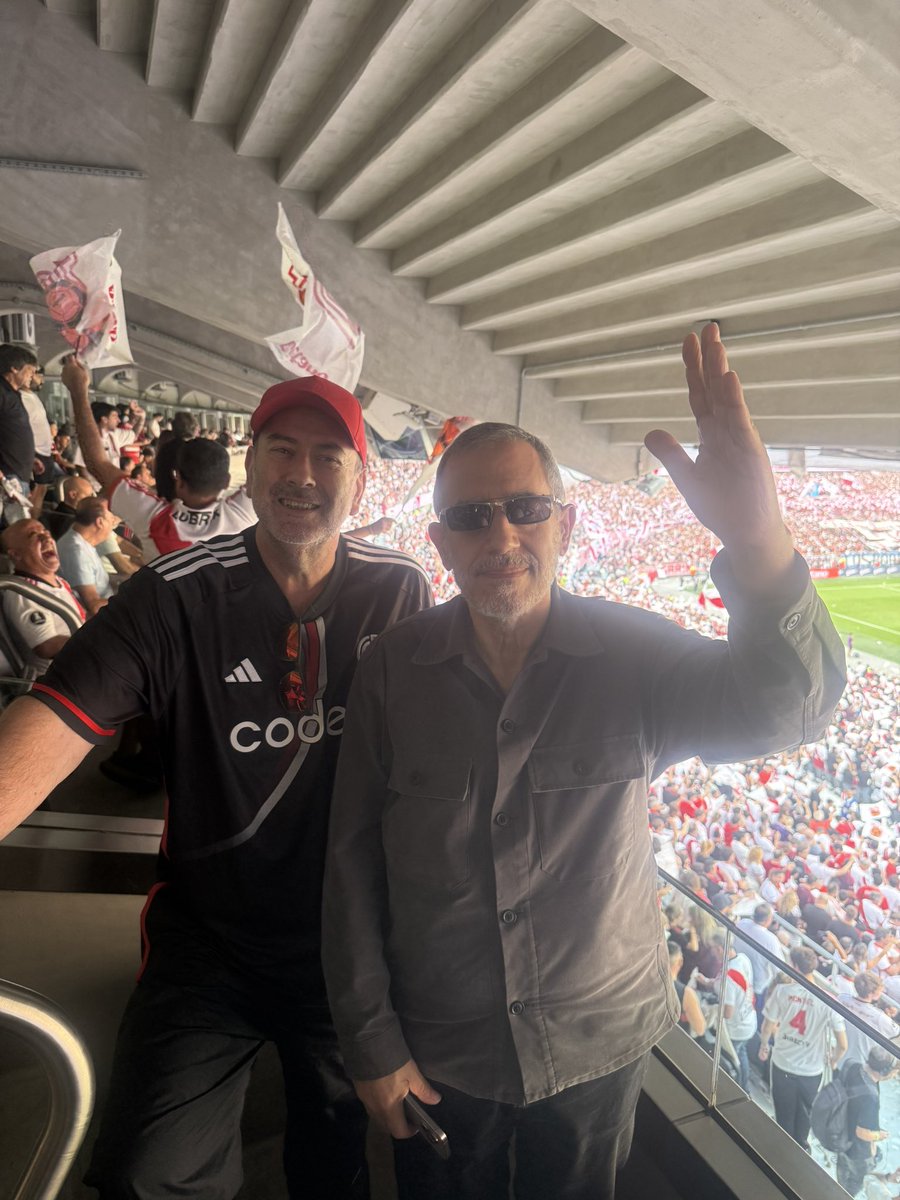 TikyCubas's tweet photo. Una con un grande y sobre todo muy respetado @CarlosMaslaton . Bostero él, gallina nosotros, ambos sionistas https://t.co/Jz9DkBlPkV