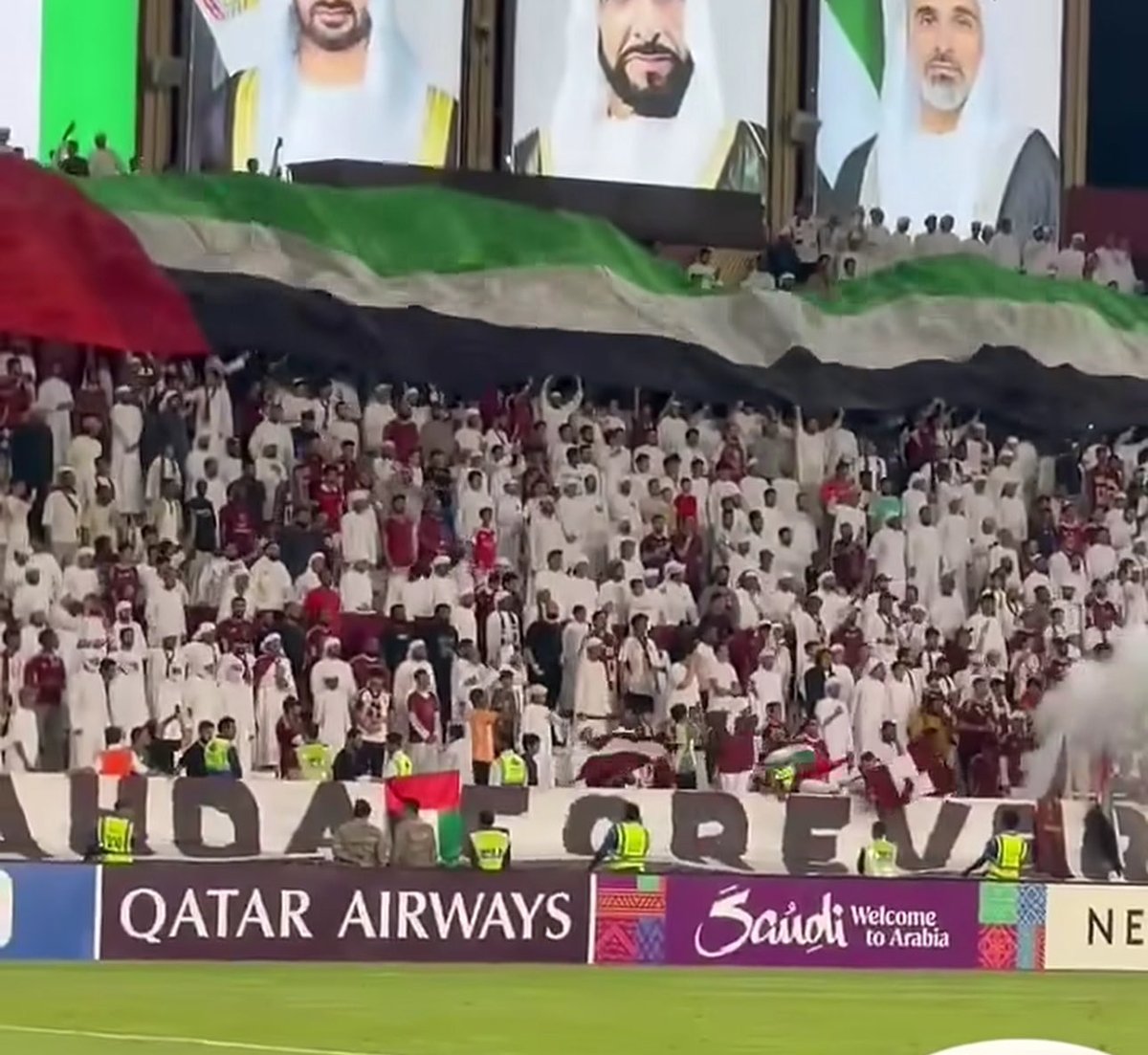 _M09l's tweet photo. يا حمار انت وهو حبنا لولاة الأمر وحبنا للوطن مش مرتبط بمناسبة ولا بمباراة … يا محور الكون 😂 

الحب هذا مزروع فينا من تربينا 

بتشوفه في كل بقعه فالأمارات
فوق البيوت، وعلى السيارات، وفي الملاعب

 الشي هذا غريب عليكم لانها ماركة إماراتية
خاصة بين الشعب وحكومته 🇦🇪 https://t.co/Balk8gQj7e