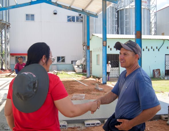 "Durante el chequeo del Programa Arrocero evaluamos el avance de la inversión del Secadero Enidio Díaz. Intercambiamos con los trabajadores que ininterrumpidamente trabajan pues debe quedar listo antes del día 10", escribió en FB <a href="/BarceloOrt92635/">Yudelkis Ortiz Barceló</a>, 1ra Sec del PCC en Granma