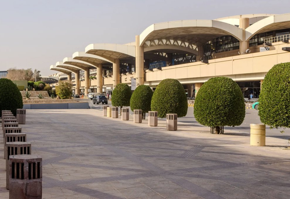 Naif_Alghamdi_'s tweet photo. مطار الملك خالد الدولي

المالك: شركة مطارات الرياض
المصمم: هيلموث وأوباتا وكاسابوم (Hellmuth, Obata, & Kassabaum - HOK)
المقاول: شركة بكتل (Bechtel Corporation)
الافتتاح: 1983م

استغرق إنشاء المطار حوالي 5 سنوات، حيث بدأت الأعمال بداية صيف 1978م، وأصبح أيقونة معمارية فريدة...

مزيدًا من المعلومات التاريخية، الصور، الرسومات، وأكثر هنا:  
https://t.co/4EedNmJYlo

مشروع #ذاكرة_الرياض