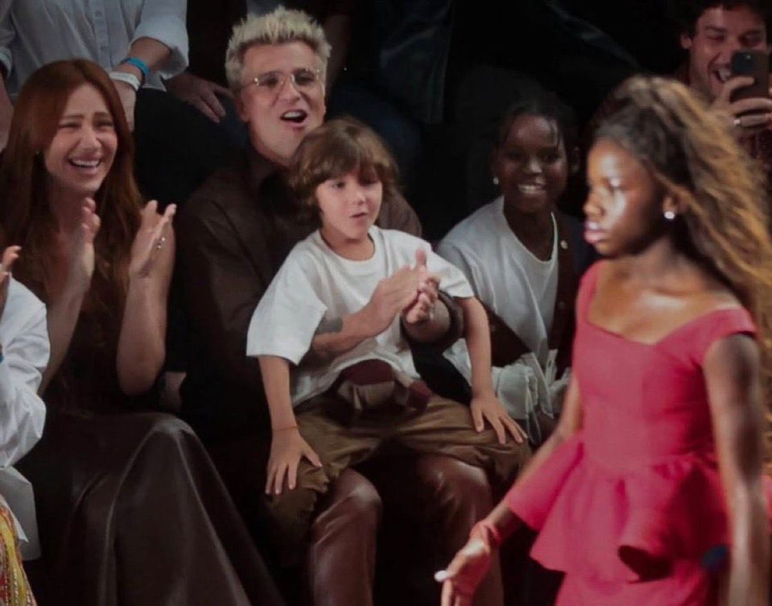 Ela: 100% focada no desfile, determinada, arrasando 
Eu: 100% babão, berrando como se estivesse no Maracanã (na vdd foi bem mais emocionante)