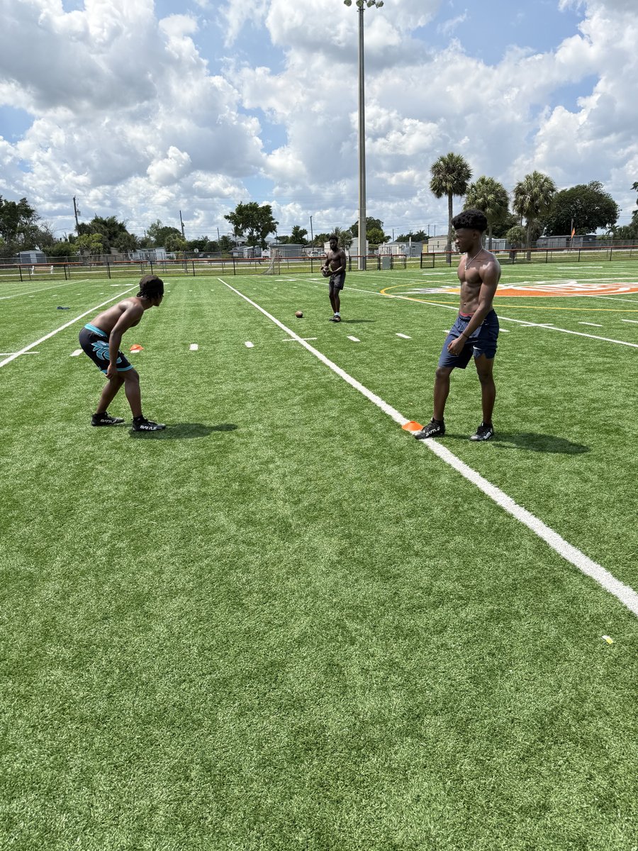VitaeViapartner's tweet image. The work continues. 

Samari Curry spent time training with @txd_pop, focusing on development and refining his game.

With a strong offseason approach, he’s setting the foundation for a successful season in the fall. 

#NIL #V2Athlete #CollegeFootball
@palmbeachballers