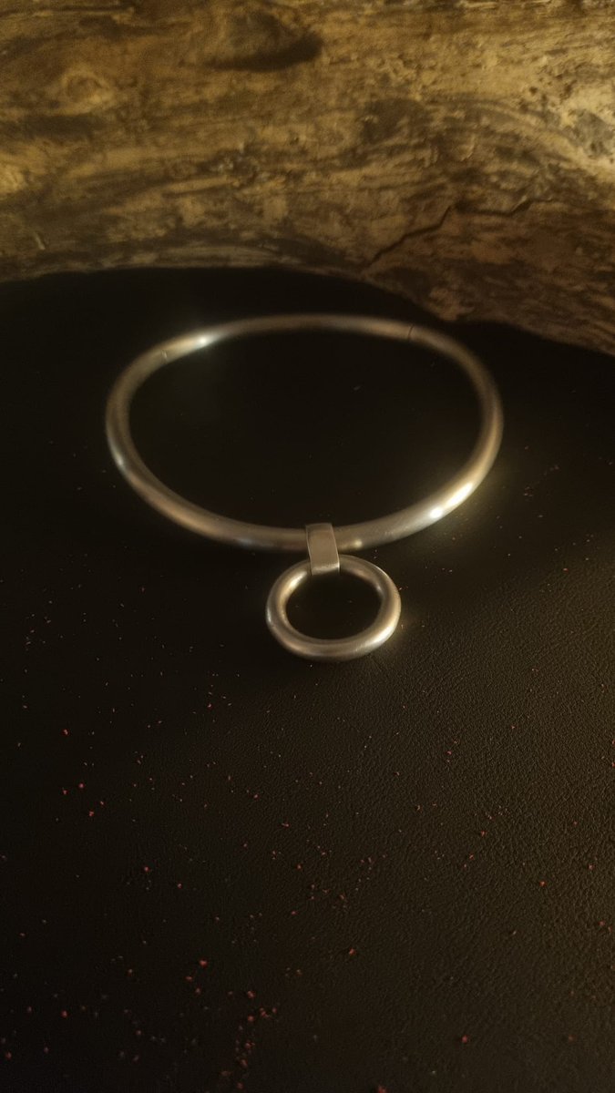 MartyriusArt's tweet image. Schlicht. Kühl. Bestimmend.
Edelstahl-Halsreif mit abnehmbarem Ring – minimalistisch im Design, maximal im Ausdruck.
Für alle, die Kontrolle nicht nur fühlen, sondern tragen. 🖤
#bdsm #minimalism #steel #kinkstyle #aesthetic #power