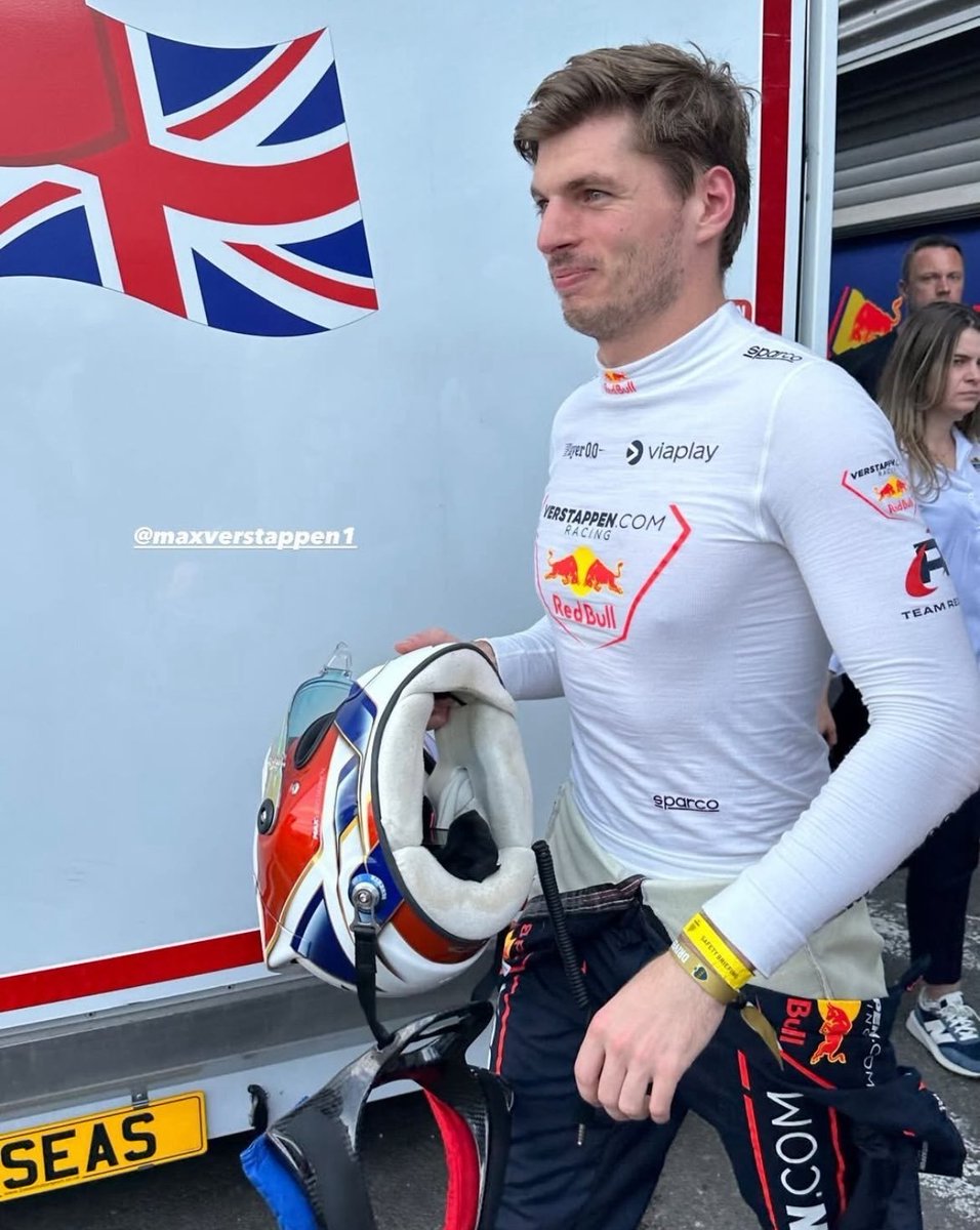 MaxArgento33's tweet photo. El año pasado en Nürburgring, Max Verstappen uso una pulsera de Boca.

El mejor piloto de la historia es Bostero. https://t.co/Sar8WXXprF