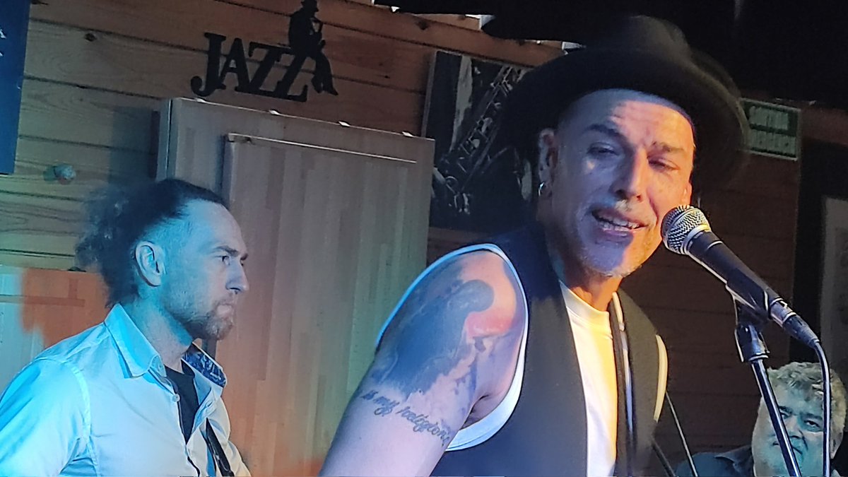JROMEUNIC's tweet photo. Avui @daltabaixmolins hem fet el concert de final de temporada amb la brutal #alexzayasband a la #traskatruska de #molinsderei. Un extra d'energia per la travessia de l'estiu fins a la Festa Major de Sant Miquel. Ens retrobem al setembre. https://t.co/Xw77iCLqQh