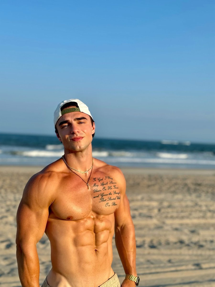 legendpoe's tweet photo. he’s so lucky i dont live close to him because his prostate would be ringing harder than the bells of notre dame during easter mass https://t.co/NG7Rr9Sqj4