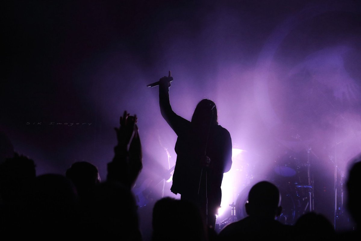 SiKImagery's tweet image. Concert photography is an absolute BEAST! Photographers…we know that our craft is really based on light first and foremost. No light…no photos. But in #concertphotography this is even more difficult to navigate. Flashing lights. Colored lights. Moving lights. #Lighting can be