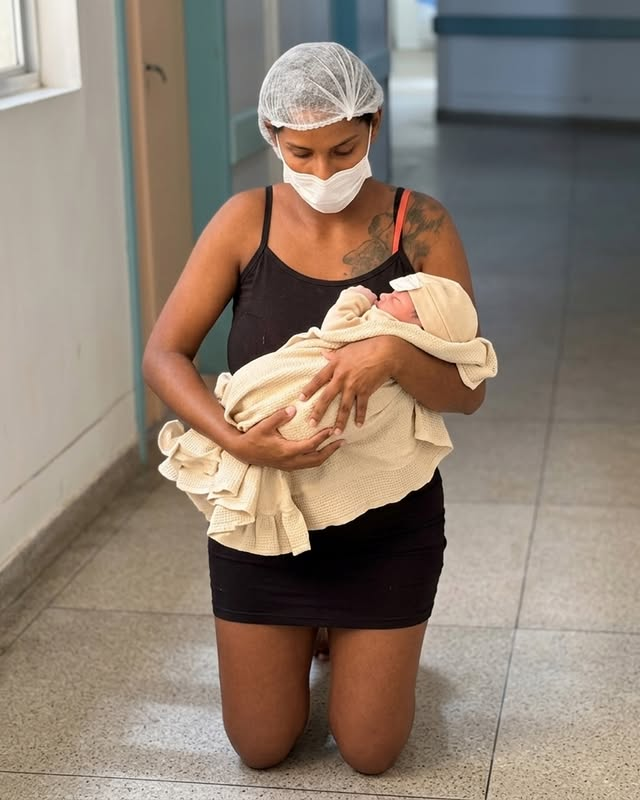 AcervoCharts's tweet photo. Mãe deixa a maternidade de joelhos após filho sobreviver com apenas 1% de chance de vida. https://t.co/OTc7QPK29z
