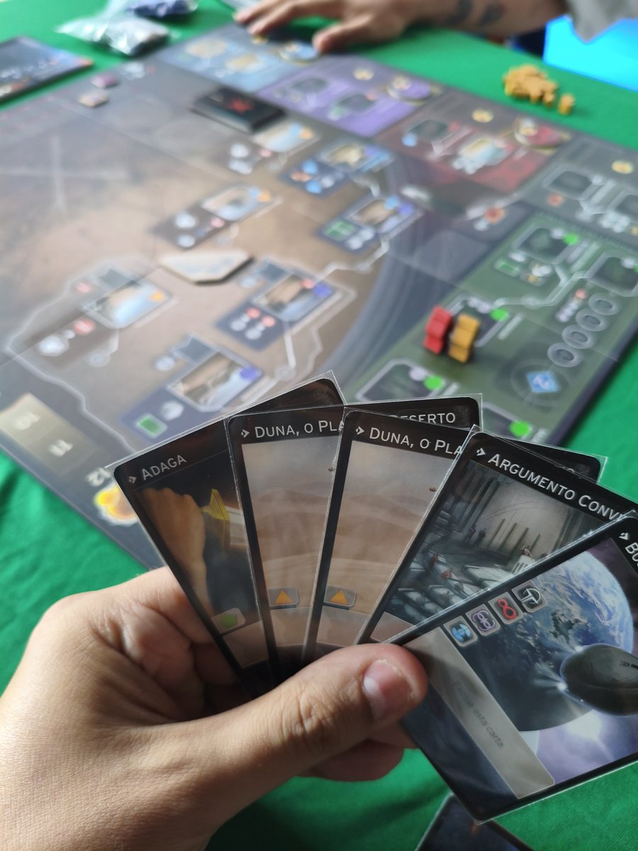 fabinhofmb's tweet image. Hoje foi dia de conhecer Dune: Imperium Uprising!

O jogo mistura deckbuilding com alocação de trabalhadores

Cada carta define suas ações no tabuleiro: ganhar recursos, influenciar facções ou entrar em conflito direto com os outros jogadores

#Duna #BoardGame
