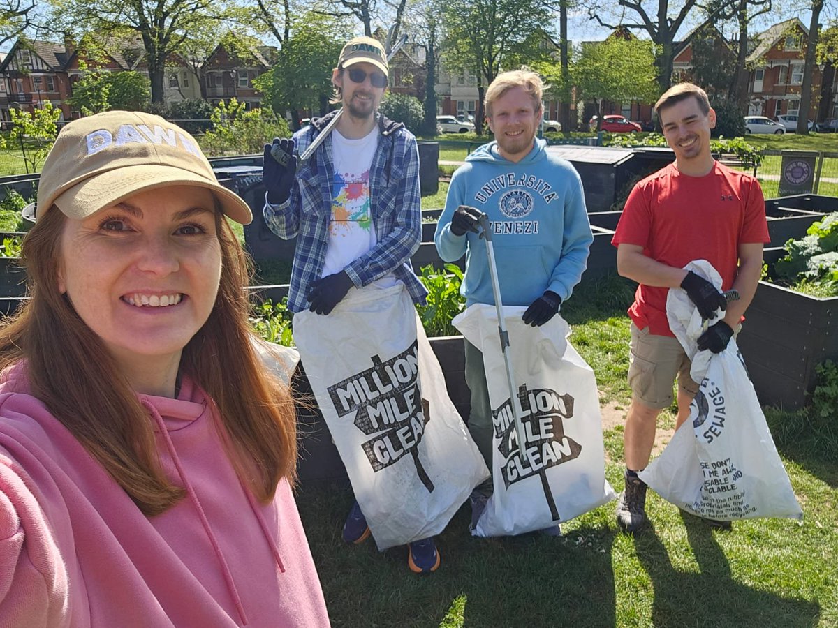 _DAWN_Network's tweet image. Lovely day out in the sunshine for our litter pick &amp;amp; the topping up of bird feeders at Churchill Gardens. Amazing to see everyone out enjoying the beautiful weather.

Let us know any suggestions for other locations.

#boscombe #dorset #community #LoveWhereYouLive #neighbours