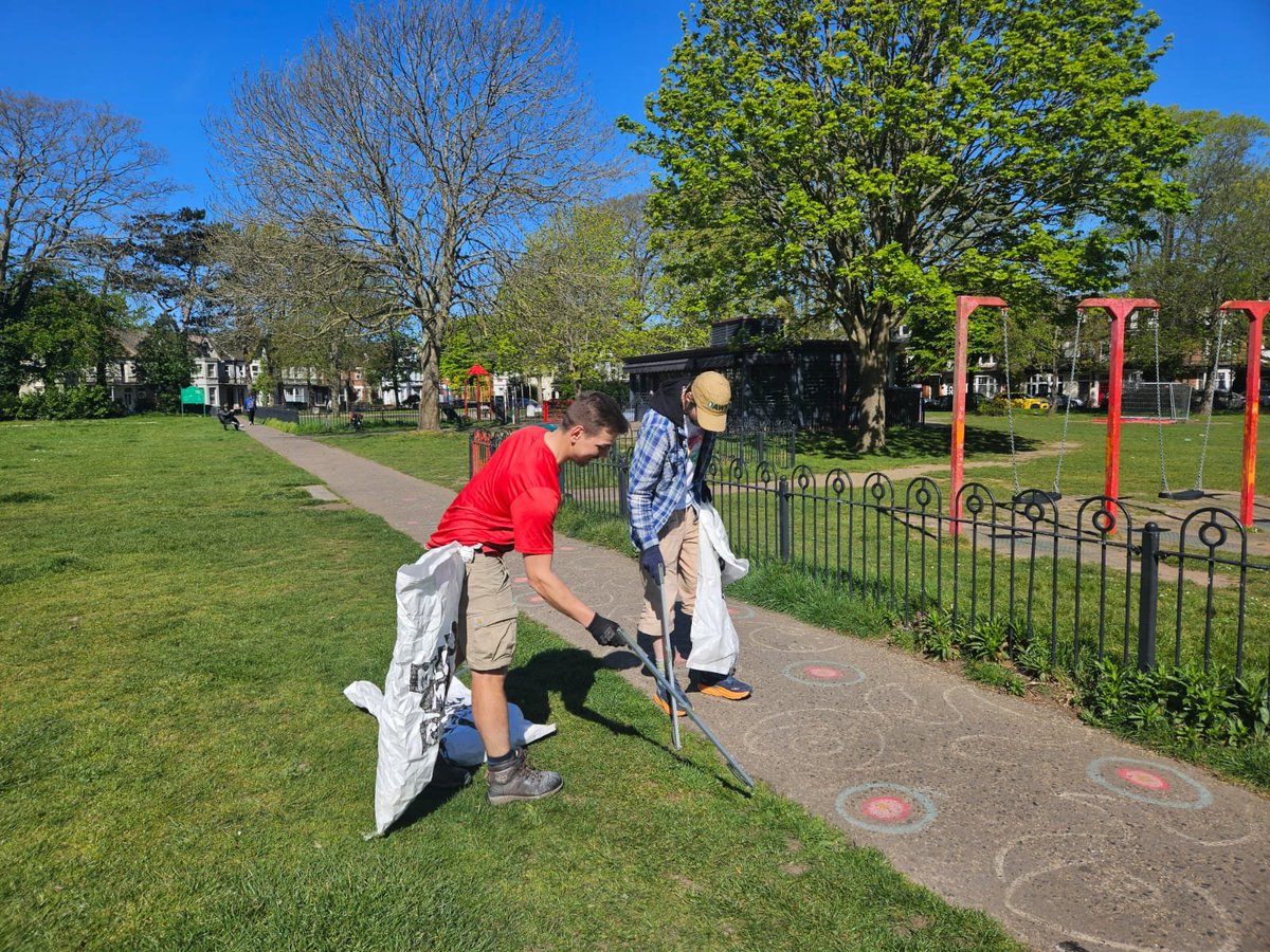 _DAWN_Network's tweet image. Lovely day out in the sunshine for our litter pick &amp;amp; the topping up of bird feeders at Churchill Gardens. Amazing to see everyone out enjoying the beautiful weather.

Let us know any suggestions for other locations.

#boscombe #dorset #community #LoveWhereYouLive #neighbours