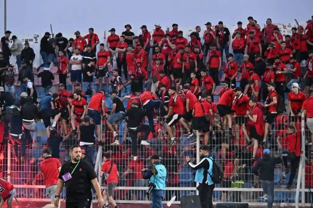 a_bbaa_s's tweet photo. المهزلة اللي بتحصل في ملعب أسفي دي لازم تكون نتيجتها إن الذهاب في النهائي يبقى من غير جماهير الفرقة اللي هتكسب منهم 

والملعب ده اصلا لا يصلح لإستضافة مباراة نهائية قارية ابداً

الصور دي بتوضح الفوضي اللي بتحصل .. https://t.co/EzEGzrHJYI