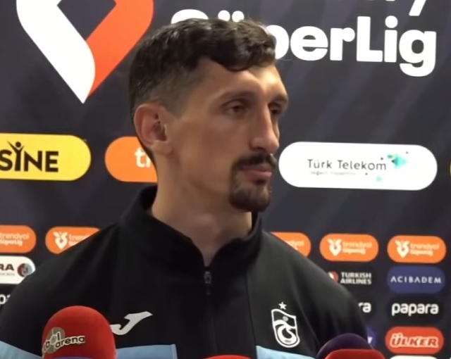 Stefan Savic: "Bakın insanlar şunu unutuyor. Fenerbahçe, Galatasaray ve Beşiktaş çok para harcıyor. Arada ekonomik fark var. Trabzonspor daha düşük bir bütçeyle, gençlere yatırım yaparak son saniyeye kadar şampiyonluk yarışında. Unutmayalım."