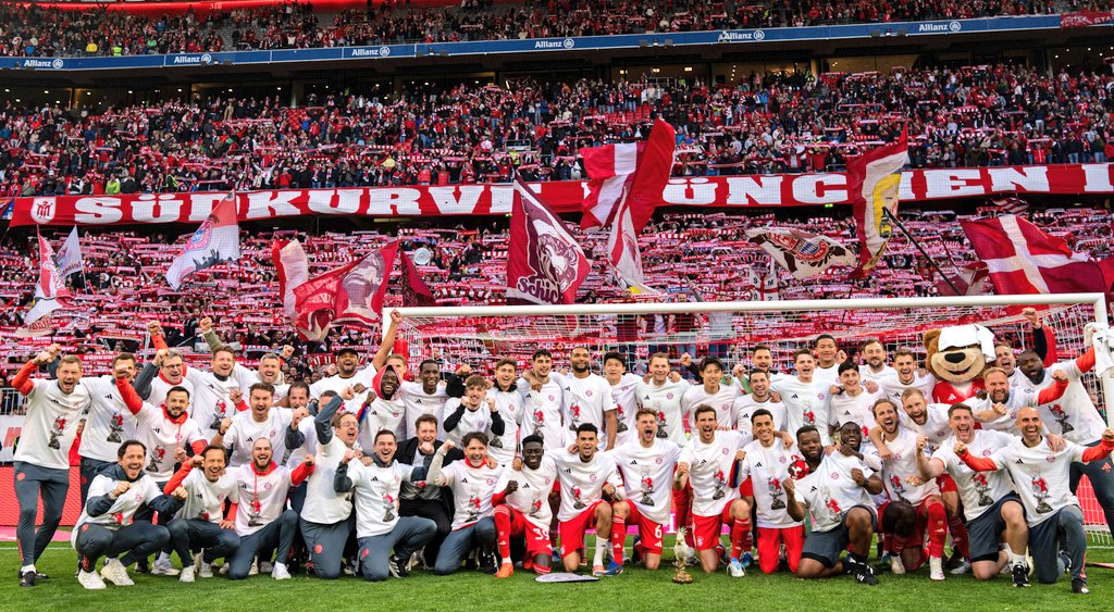 NetamenteFutbol's tweet image. #Bundesliga 🇩🇪
BAYERN MUNICH ES EL CAMPEÓN DE LA BUNDESLIGA!!
Una vez mas, @FCBayern derrotó a #Stuttgart 4-2 y se consagró por 4 fecha de anticipación, CAMPÉON de la #Bundesliga 🇩🇪 Titulo 35 para el Munchem.
Goles ⚽
Guerreiro, Jackson, Davies y
Kane (BM). Fuhrich y Chema (S).