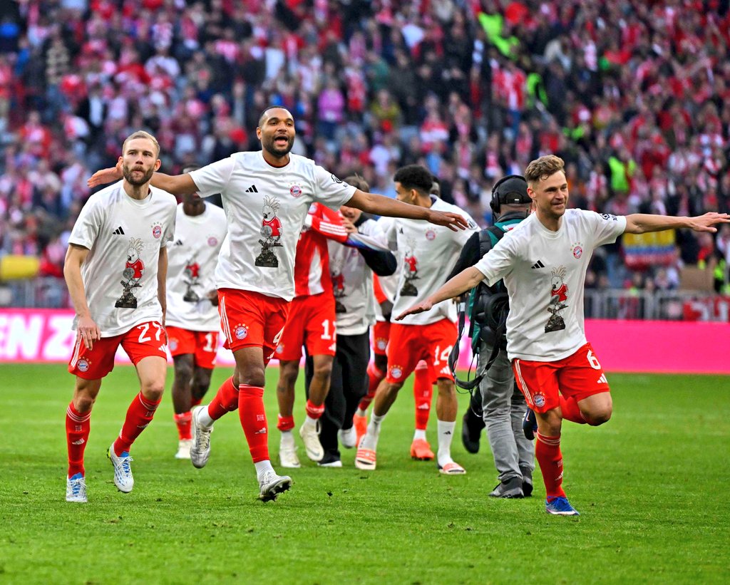 NetamenteFutbol's tweet image. #Bundesliga 🇩🇪
BAYERN MUNICH ES EL CAMPEÓN DE LA BUNDESLIGA!!
Una vez mas, @FCBayern derrotó a #Stuttgart 4-2 y se consagró por 4 fecha de anticipación, CAMPÉON de la #Bundesliga 🇩🇪 Titulo 35 para el Munchem.
Goles ⚽
Guerreiro, Jackson, Davies y
Kane (BM). Fuhrich y Chema (S).