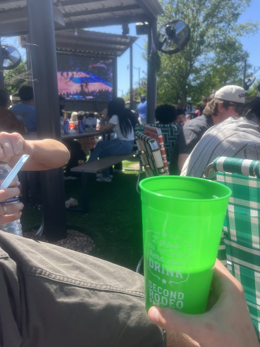 beerzynOU's tweet photo. Exercising free will on this beautiful Sunday. Don’t care that my mom said my drinking was embarrassing her all parents weekend. Coors light in a big green cup https://t.co/0qG1xoQVpP