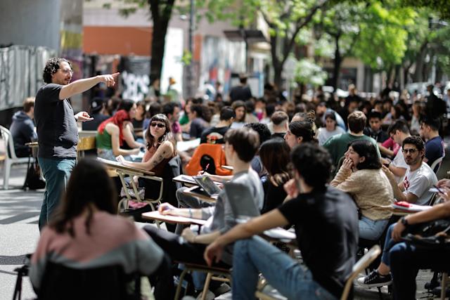 🔴EN PICADA EL SALARIO DOCENTE 

👨‍🎓Los profesores universitarios tienen el salario real más bajo de los últimos 25 años.

♦️Salario por hora promedio:

🔹Duhalde: $7500
🔹CFK: $13500
🔹Alberto: $11000
🔸Milei (Marzo 2026): $6900
