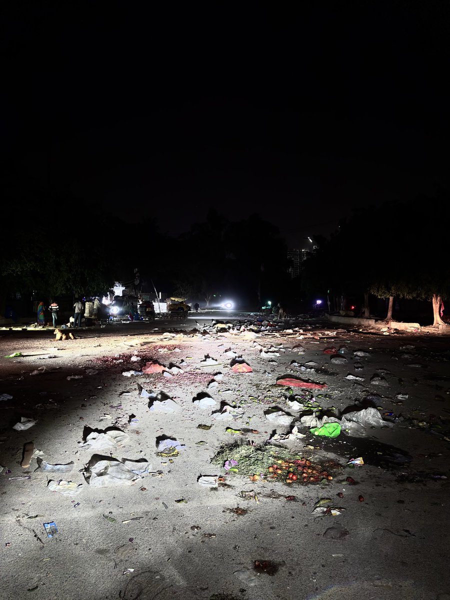 itsmesajwanji's tweet image. In Noida Sector 134, vendors block roads every Sunday causing traffic jams and leaving garbage behind. Will any action be taken? @noida_authority 
#Noida #sector134