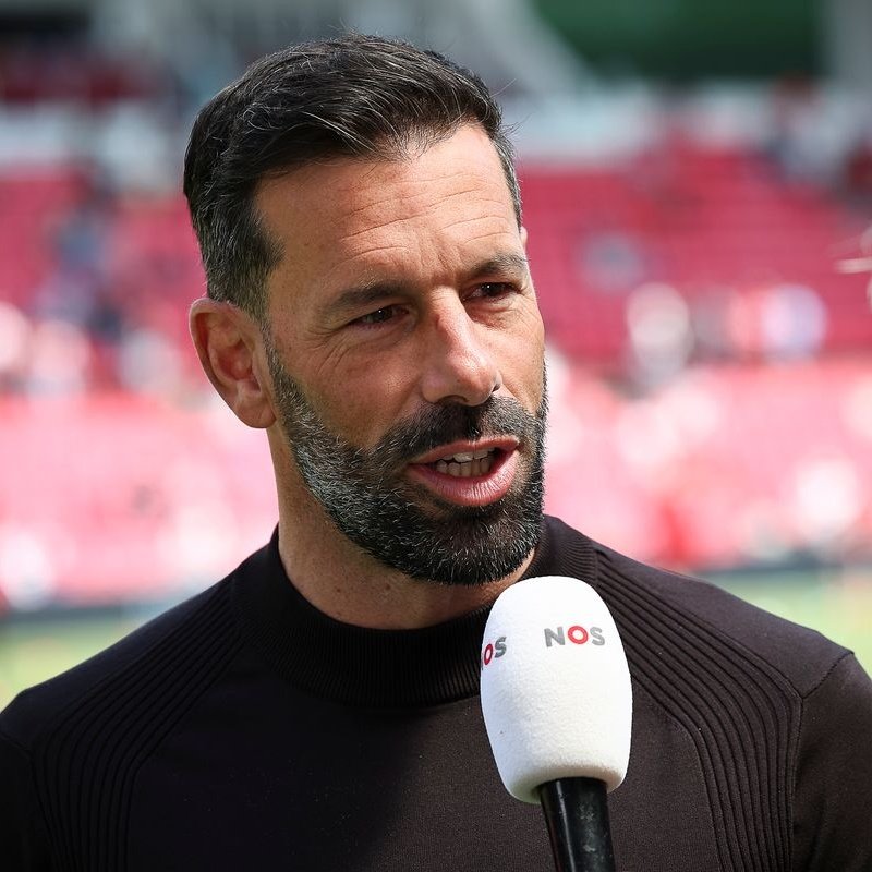 manufcnow's tweet photo. 🚨Ruud van Nistelroy on Arsenal losing to Man City: 

"People ask me if I feel sympathy for Arsenal. Sympathy? In my day, we didn’t need a GPS to find the finish line, and we certainly didn't stop for a picnic at the Etihad.

Watching them 'bottle' it against City... it is like watching a beautiful, expensive vase being carried across a waxed floor by a toddler. You know it’s going to shatter; you’re just waiting for the sound. 

They play their pretty triangles and talk about 'the process,' but when the blue moon rises, everything changes. 

To lose to Pep is one thing, but for Arsenal to fall apart like this..... That is a special kind of art. At United, we didn't bottle leagues, we bottled the opposition. Arsenal? They just bottled the pressure. 

Some things in football never change, and honestly, I think City will win the league.