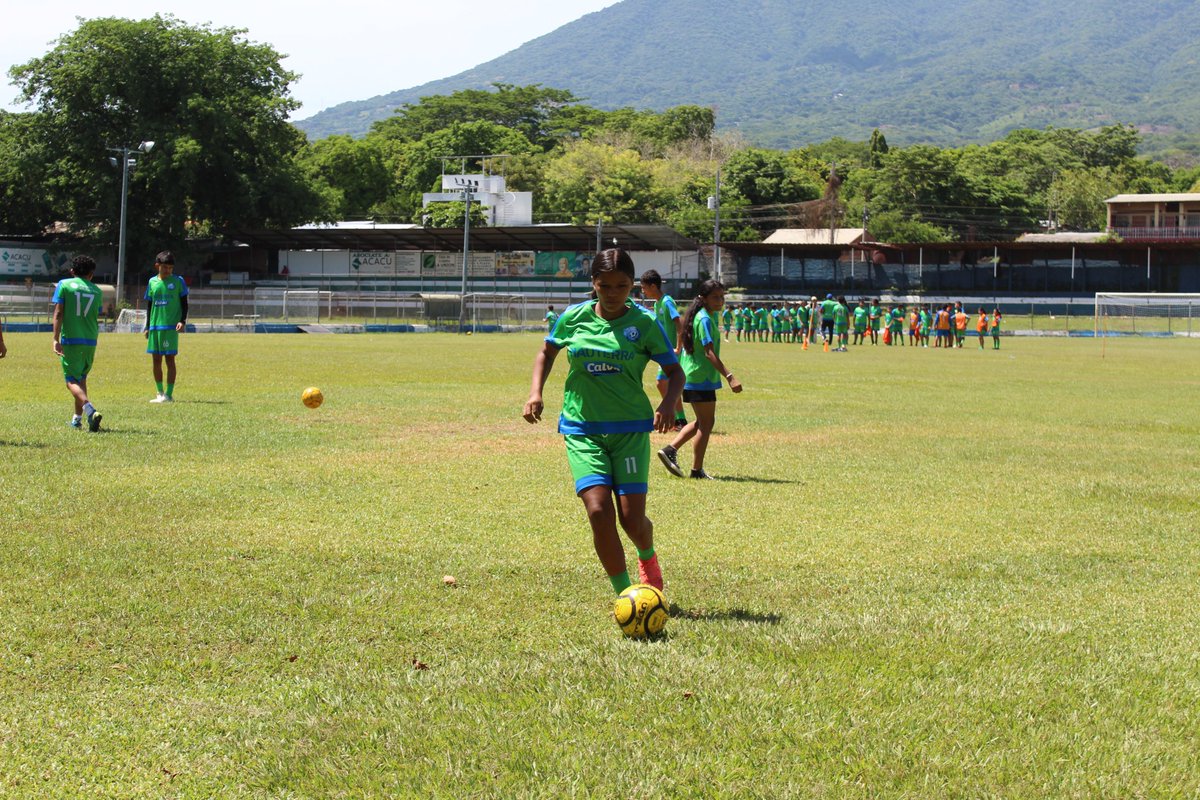 📚⚽ Nuestras Escuelas Sociodeportivas Luis Calvo Sanz son un espacio donde niñas, niños y jóvenes no solo fortalecen sus habilidades deportivas, sino también valores para su desarrollo integral #Personas