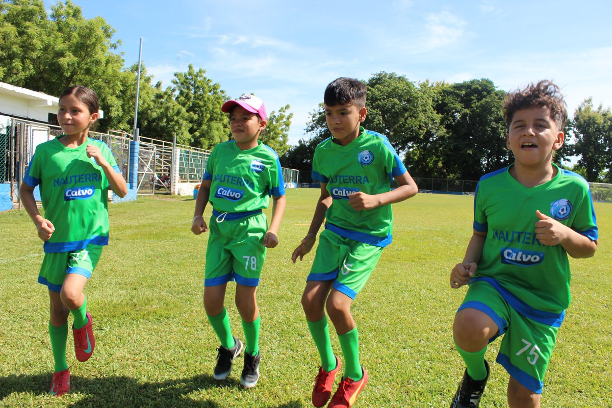 NauterraCA's tweet photo. 📚⚽ Nuestras Escuelas Sociodeportivas Luis Calvo Sanz son un espacio donde niñas, niños y jóvenes no solo fortalecen sus habilidades deportivas, sino también valores para su desarrollo integral #Personas https://t.co/g9rrhjrgrB