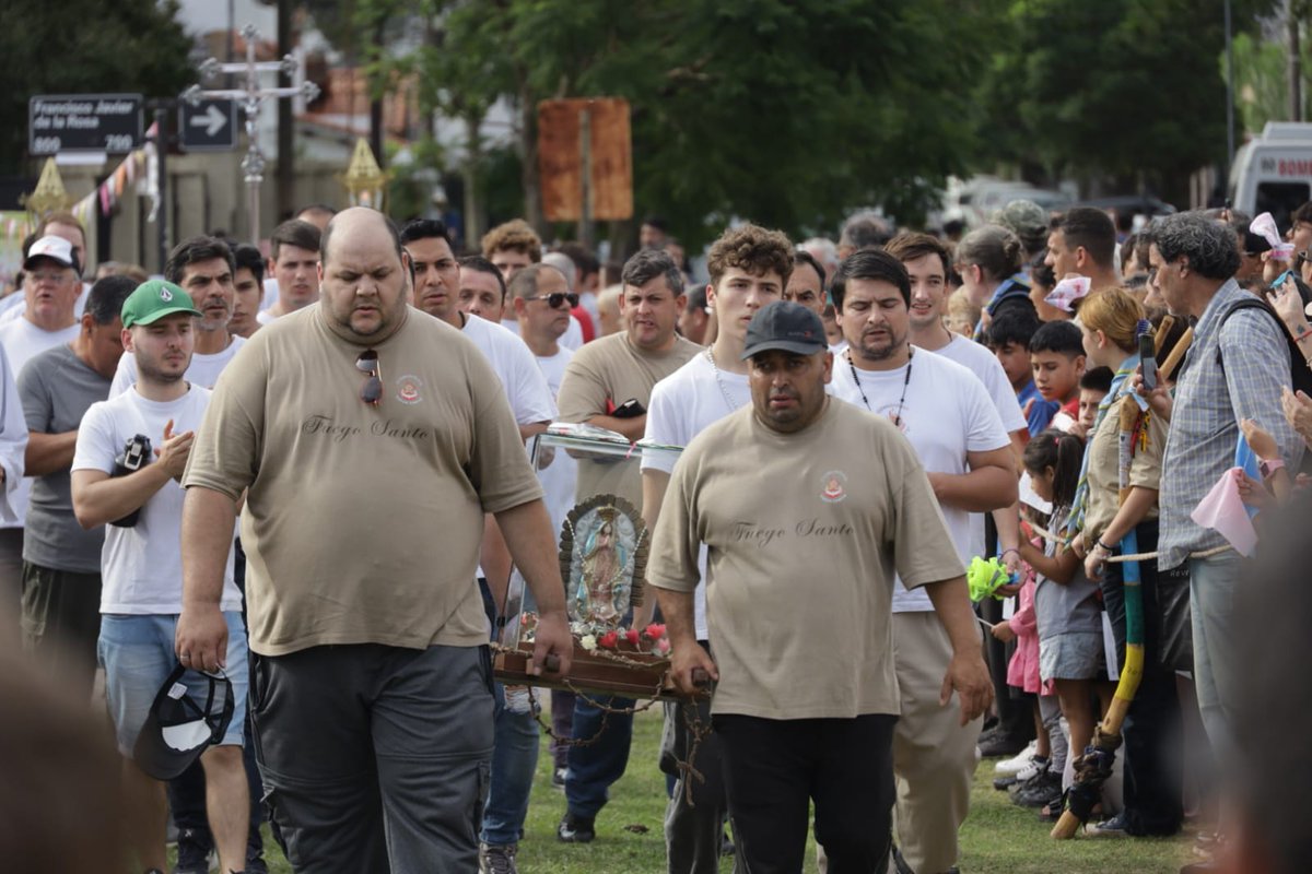 juan_poletti's tweet photo. Impresionante convocatoria en esta Peregrinación a la Basílica de Guadalupe. Este evento forma parte de la identidad de Santa Fe y convoca cada año a decenas de miles de personas. Emocionante el momento central de la bajada de la imagen de la Virgen de Guadalupe. https://t.co/uroRW0t8qr