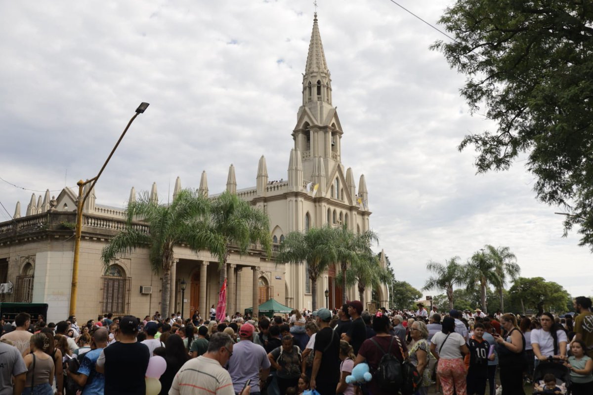 juan_poletti's tweet photo. Impresionante convocatoria en esta Peregrinación a la Basílica de Guadalupe. Este evento forma parte de la identidad de Santa Fe y convoca cada año a decenas de miles de personas. Emocionante el momento central de la bajada de la imagen de la Virgen de Guadalupe. https://t.co/uroRW0t8qr