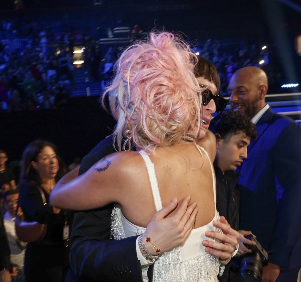 bichotapress's tweet image. Rumores apontam Peso Pluma como um dos possíveis convidados especiais de Karol G para sua segunda semana como headliner do Coachella.