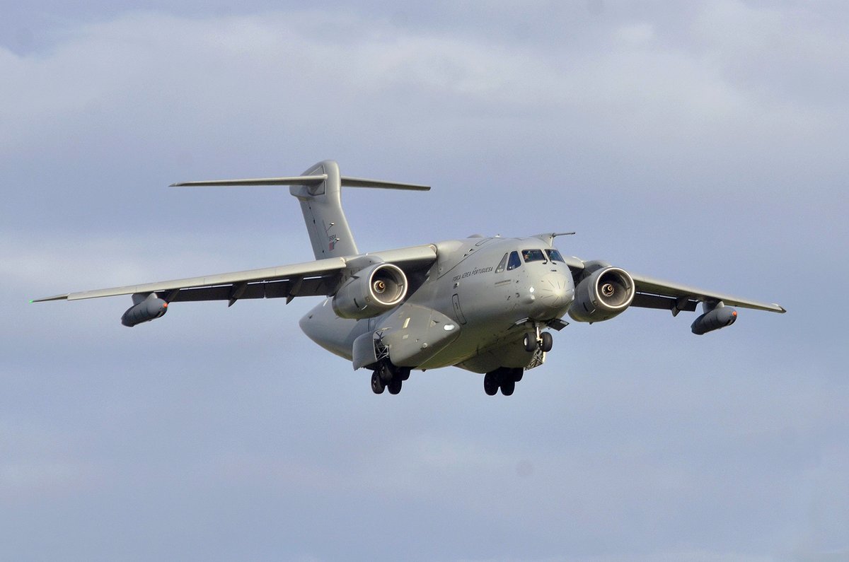 EE_EspadaEscudo's tweet photo. KC-390 (26904) da Força Aérea Portuguesa (FAP) executou o transporte, a 17 e 19 de Abril de 2026, entre Portugal e França, no contexto da participação de entidades civis e militares da República Portuguesa participando nas comemorações do 108º aniversário da Batalha de La Lys. 

A participação portuguesa, contou, entre outros, com o Ministro da Defesa Nacional, Nuno Melo; o Chefe do Estado-Maior-General das Forças Armadas, General João Cartaxo Alves; o Embaixador de Portugal em Paris, Francisco Ribeiro de Menezes; o Presidente da Liga dos Combatentes, Tenente-General Joaquim Chito Rodrigues; e o Bispo das Forças Armadas e das Forças de Segurança, D. Sérgio Dinis. A República Francesa fez-se aqui representar, entre outros, pela Ministra Delegada junto da Ministra das Forças Armadas e Antigos Combatentes, Alice Rufo.

O Corpo Expedicionário Português (CEP) e o Corpo de Artilharia Pesada Independente (CAPI) participaram como forças combatentes no decurso da Primeira Guerra Mundial, com um efectivo na ordem de 56 493 militares mobilizados para França, tendo sofrido 21 277 baixas (entre as quais 2 091 mortos). Na Batalha de La Lys, a 9 de Abril de 1918, o CEP sofreu 1 341 mortos, 4 626 feridos, 1 932 desaparecidos e 7 740 prisioneiros de guerra.

O KC-390, da Esquadra 506 – "Rinocerontes" da FAP, descolou pelas 10:14 UTC da Base Aérea N.º 6 (BA6) no Montijo com escala pelo Aeródromo de Trânsito N.º 1 (AT1), coloquialmente "Figo Maduro", onde aterraria cerca das 10:35 UTC, descolando pelas 14:15 UTC rumo ao Aeroporto de Lille-Lesquin (ICAO LFQQ) onde aterraria pelas 16:34 UTC. Descolaria daqui pelas 17:24 UTC regressando a Portugal, aterrando na BA6 pelas 19:52 UTC. A 19 de Abril de 2026 executaria a viagem de novo a França, descolando da Base Aérea N.º 11 (BA11) em Beja, pelas 11:11 UTC e alcançando Lille pelas 13:38 UTC. Descolaria dali pelas 16:33 UTC, regressando a Portugal, aterrando pelas 18:38 UTC no Aeroporto Francisco Sá Carneiro (ICAO LPPR), no Porto.

Este KC-390, o quarto a entrar ao serviço da FAP, conta aqui com "kit" de reabastecimento aéreo ("Air-to-Air Refueling", AAR) modelo Cobham 912E, de origem britânica, integrando, modularmente, depósitos adicionais de combustível no interior da fuselagem e "pods" de reabastecimento montados sob as asas. Este "kit" pode ser afecto a qualquer uma das demais aeronaves da frota. Os "pods" Cobham 912E, com uma massa unitária de 510 kg, estendem mangueira de 90 pés (27,4 metros), podendo entregar combustível a uma pressão máxima (ajustável) de 50 psig (3,45 bar) com um fluxo de até 400 USgpm (1 514 litros por minuto). No interior da fuselagem pode equipar até 3 depósitos de 8 800 libras (4 toneladas) cada. Pode reabastecer aeronaves de asa fixa e asa rotativa, bem como, em terra, viaturas e bases. 

Em produção pela Embraer desde 2014, e com o primeiro voo a 3 de Fevereiro de 2015, o KC-390 tem um comprimento de 35,2 metros, uma envergadura de asa de 35,05 metros, é propulsionado por 2 motores IAE V2500-E5, que lhe permitem uma velocidade de cruzeiro de 870 km/h. Tem uma tripulação de 4 elementos, podendo transportar 80 passageiros ou 66 paraquedistas equipados, com um peso máximo na descolagem de 81 toneladas. Tem um alcance operacional de 2 000 km (com 26 toneladas de carga) a 5 000 km (com 14 toneladas de carga), e até 6 240 km (em trânsito, sem carga).

Em 2019, foram encomendadas por Portugal, ao fabricante brasileiro Embraer, um total de 5 unidades (a serem entregues, em ritmo de um unidade por ano, de 2023 a 2027), que irão substituir os Lockheed C-130 H "Hércules" da Esquadra 501 "Bisontes" da FAP. A primeira unidade (26901) entrou ao serviço da FAP a 16 de Outubro de 2023, a segunda unidade de KC-390 (26902) foi entregue a 28 de Junho de 2024 e a terceira unidade (26903) foi entregue a 18 de Julho de 2025. Esta quarta unidade (26904) foi recebida em Portugal, a 24 de Janeiro de 2026, na Base Aérea N.º 11 (BA11) em Beja.

No decurso do Paris Air Show, a 16 de Junho de 2025, em Le Bourget, Paris, França, foi anunciado por Nuno Melo, Ministro da Defesa Nacional de Portugal, e Bosco da Costa Junior, Presidente e CEO da Embraer Defesa & Segurança, na presença do Chefe do Estado‑Maior da FAP, General João Cartaxo Alves, o accionamento da opção adicional do contrato inicial de Agosto de 2019 (que previa cinco unidades), com contrato assinado a 15 de Setembro de 2025, elevando o total de aeronaves para seis, com previsão de entrega da sexta em 2029. O KC-390 está designado pela FAP para as missões de transporte aéreo táctico e estratégico, evacuação médico-sanitária, busca e salvamento, vigilância e reconhecimento.

Fotos, aterragem em Lille, França, a 17 de Abril de 2026, via Aerochti