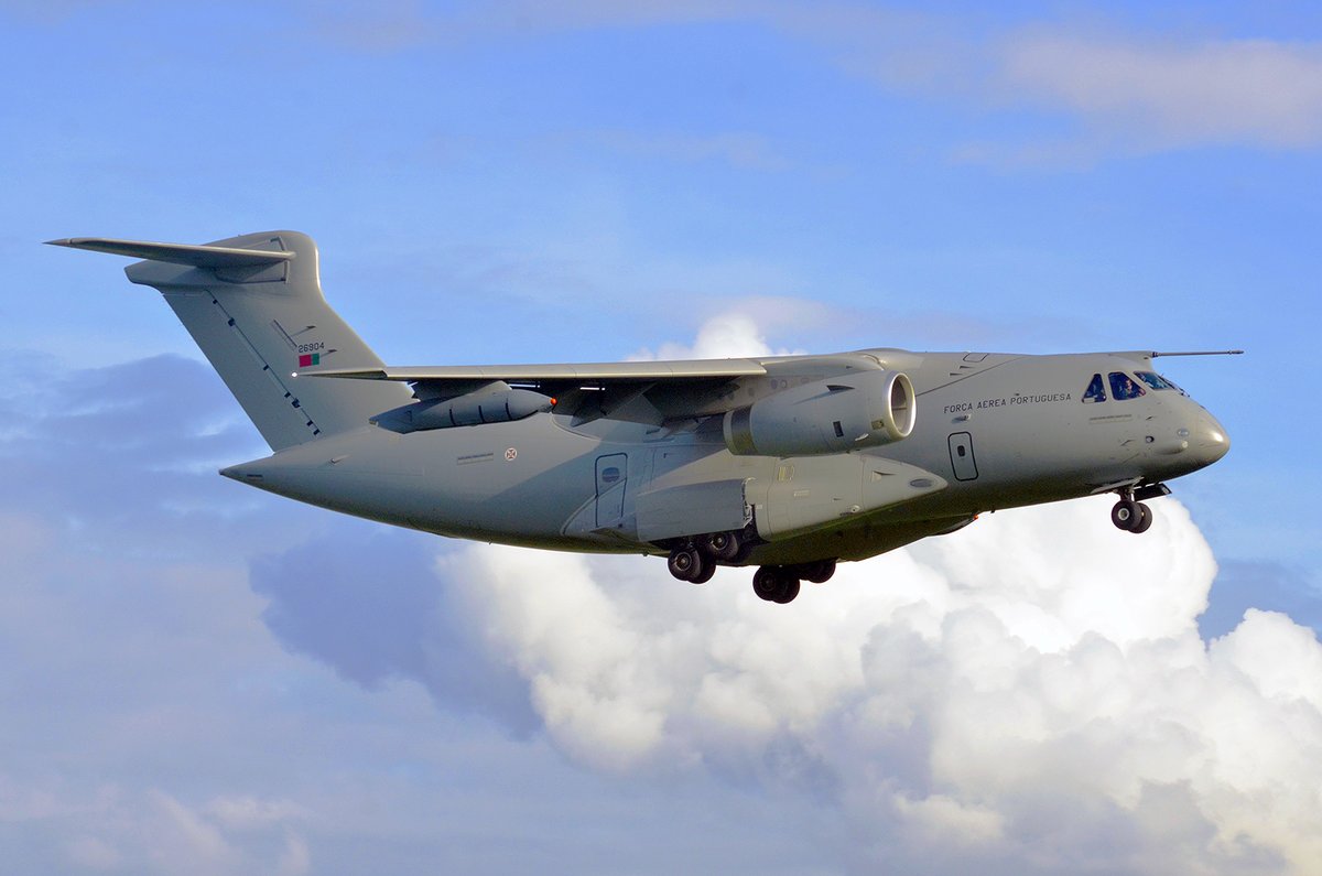 EE_EspadaEscudo's tweet photo. KC-390 (26904) da Força Aérea Portuguesa (FAP) executou o transporte, a 17 e 19 de Abril de 2026, entre Portugal e França, no contexto da participação de entidades civis e militares da República Portuguesa participando nas comemorações do 108º aniversário da Batalha de La Lys. 

A participação portuguesa, contou, entre outros, com o Ministro da Defesa Nacional, Nuno Melo; o Chefe do Estado-Maior-General das Forças Armadas, General João Cartaxo Alves; o Embaixador de Portugal em Paris, Francisco Ribeiro de Menezes; o Presidente da Liga dos Combatentes, Tenente-General Joaquim Chito Rodrigues; e o Bispo das Forças Armadas e das Forças de Segurança, D. Sérgio Dinis. A República Francesa fez-se aqui representar, entre outros, pela Ministra Delegada junto da Ministra das Forças Armadas e Antigos Combatentes, Alice Rufo.

O Corpo Expedicionário Português (CEP) e o Corpo de Artilharia Pesada Independente (CAPI) participaram como forças combatentes no decurso da Primeira Guerra Mundial, com um efectivo na ordem de 56 493 militares mobilizados para França, tendo sofrido 21 277 baixas (entre as quais 2 091 mortos). Na Batalha de La Lys, a 9 de Abril de 1918, o CEP sofreu 1 341 mortos, 4 626 feridos, 1 932 desaparecidos e 7 740 prisioneiros de guerra.

O KC-390, da Esquadra 506 – "Rinocerontes" da FAP, descolou pelas 10:14 UTC da Base Aérea N.º 6 (BA6) no Montijo com escala pelo Aeródromo de Trânsito N.º 1 (AT1), coloquialmente "Figo Maduro", onde aterraria cerca das 10:35 UTC, descolando pelas 14:15 UTC rumo ao Aeroporto de Lille-Lesquin (ICAO LFQQ) onde aterraria pelas 16:34 UTC. Descolaria daqui pelas 17:24 UTC regressando a Portugal, aterrando na BA6 pelas 19:52 UTC. A 19 de Abril de 2026 executaria a viagem de novo a França, descolando da Base Aérea N.º 11 (BA11) em Beja, pelas 11:11 UTC e alcançando Lille pelas 13:38 UTC. Descolaria dali pelas 16:33 UTC, regressando a Portugal, aterrando pelas 18:38 UTC no Aeroporto Francisco Sá Carneiro (ICAO LPPR), no Porto.

Este KC-390, o quarto a entrar ao serviço da FAP, conta aqui com "kit" de reabastecimento aéreo ("Air-to-Air Refueling", AAR) modelo Cobham 912E, de origem britânica, integrando, modularmente, depósitos adicionais de combustível no interior da fuselagem e "pods" de reabastecimento montados sob as asas. Este "kit" pode ser afecto a qualquer uma das demais aeronaves da frota. Os "pods" Cobham 912E, com uma massa unitária de 510 kg, estendem mangueira de 90 pés (27,4 metros), podendo entregar combustível a uma pressão máxima (ajustável) de 50 psig (3,45 bar) com um fluxo de até 400 USgpm (1 514 litros por minuto). No interior da fuselagem pode equipar até 3 depósitos de 8 800 libras (4 toneladas) cada. Pode reabastecer aeronaves de asa fixa e asa rotativa, bem como, em terra, viaturas e bases. 

Em produção pela Embraer desde 2014, e com o primeiro voo a 3 de Fevereiro de 2015, o KC-390 tem um comprimento de 35,2 metros, uma envergadura de asa de 35,05 metros, é propulsionado por 2 motores IAE V2500-E5, que lhe permitem uma velocidade de cruzeiro de 870 km/h. Tem uma tripulação de 4 elementos, podendo transportar 80 passageiros ou 66 paraquedistas equipados, com um peso máximo na descolagem de 81 toneladas. Tem um alcance operacional de 2 000 km (com 26 toneladas de carga) a 5 000 km (com 14 toneladas de carga), e até 6 240 km (em trânsito, sem carga).

Em 2019, foram encomendadas por Portugal, ao fabricante brasileiro Embraer, um total de 5 unidades (a serem entregues, em ritmo de um unidade por ano, de 2023 a 2027), que irão substituir os Lockheed C-130 H "Hércules" da Esquadra 501 "Bisontes" da FAP. A primeira unidade (26901) entrou ao serviço da FAP a 16 de Outubro de 2023, a segunda unidade de KC-390 (26902) foi entregue a 28 de Junho de 2024 e a terceira unidade (26903) foi entregue a 18 de Julho de 2025. Esta quarta unidade (26904) foi recebida em Portugal, a 24 de Janeiro de 2026, na Base Aérea N.º 11 (BA11) em Beja.

No decurso do Paris Air Show, a 16 de Junho de 2025, em Le Bourget, Paris, França, foi anunciado por Nuno Melo, Ministro da Defesa Nacional de Portugal, e Bosco da Costa Junior, Presidente e CEO da Embraer Defesa & Segurança, na presença do Chefe do Estado‑Maior da FAP, General João Cartaxo Alves, o accionamento da opção adicional do contrato inicial de Agosto de 2019 (que previa cinco unidades), com contrato assinado a 15 de Setembro de 2025, elevando o total de aeronaves para seis, com previsão de entrega da sexta em 2029. O KC-390 está designado pela FAP para as missões de transporte aéreo táctico e estratégico, evacuação médico-sanitária, busca e salvamento, vigilância e reconhecimento.

Fotos, aterragem em Lille, França, a 17 de Abril de 2026, via Aerochti