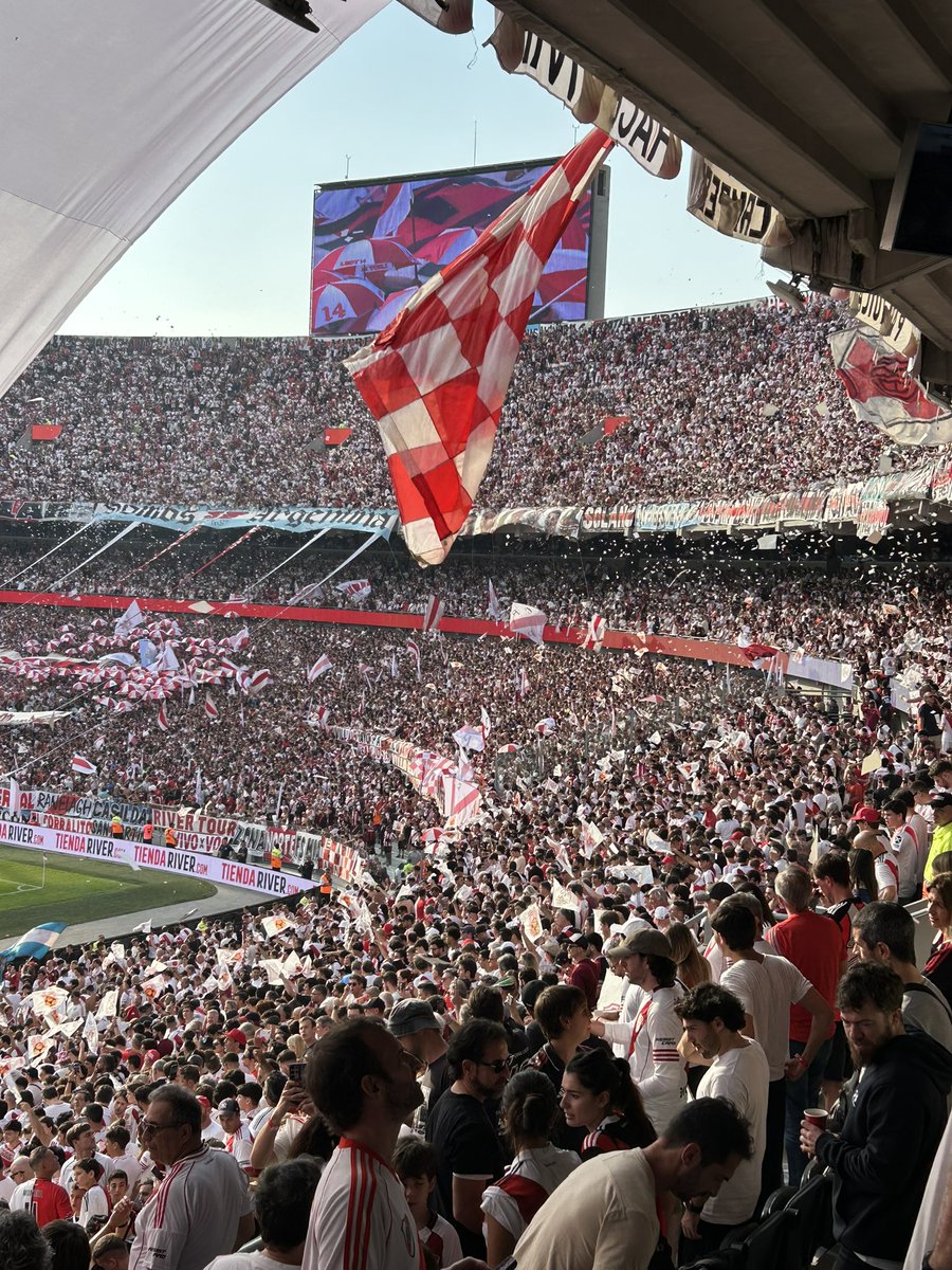 NadalDiplo's tweet photo. Asistiendo este domingo al super clásico del fútbol argentino #Riverboca. 🇦🇷🇦🇷🇦🇷🇦🇷🇦🇷

De las mejores experiencias que me ha regalado este país y su pasión por el futbol. ⚽️ https://t.co/juUCP0vILi