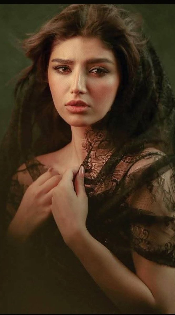 almnndh's tweet photo. تانيت حَضنك دفو
وطالت ليالي البَرد .. 
وظليت اسَولِف واحَن 
واسهِر
واروحِن
وارد .. 
ومِن تُغفه بيدي اسَتحي 
وأشتاگ مَن تبتعِد https://t.co/yJQOFOdOd0